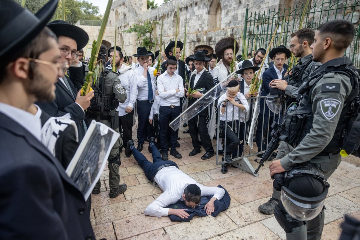 התפללו בכניסה להר הבית, נישקו את הרצפה ופצחו בריקוד | צפו