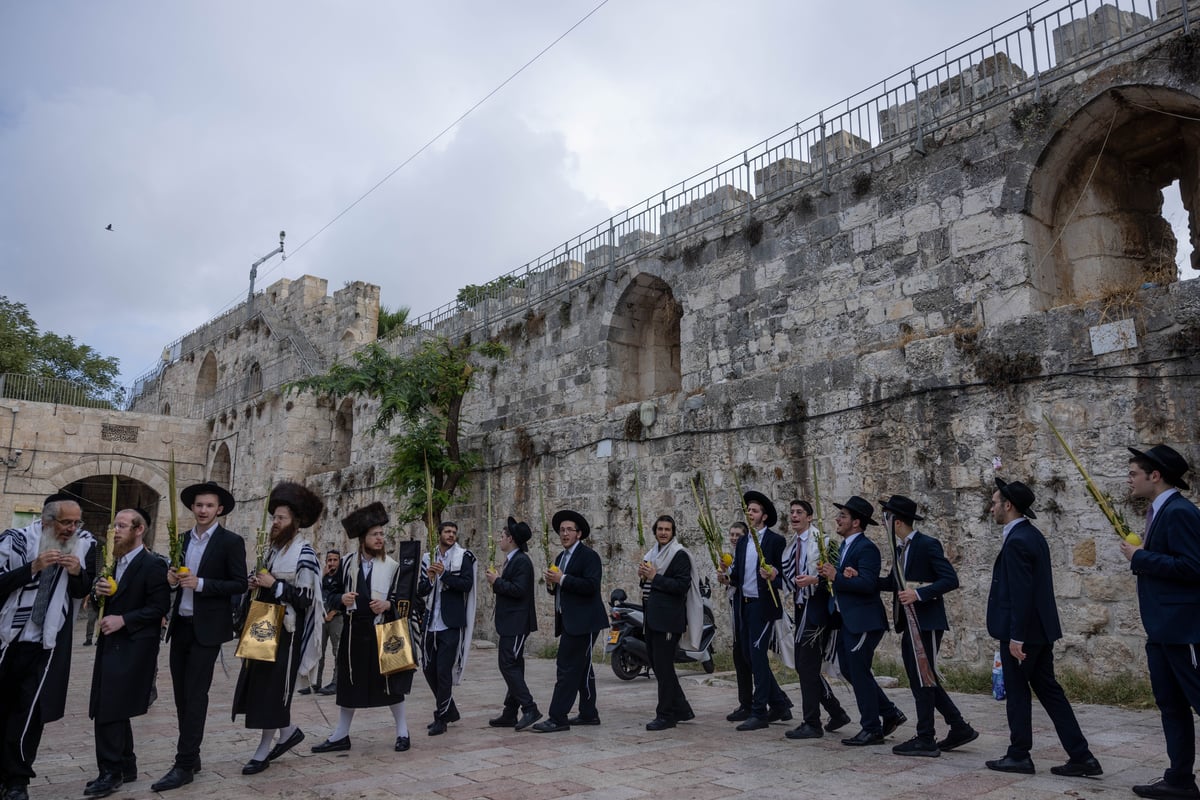 התפללו בכניסה להר הבית, נישקו את הרצפה ופצחו בריקוד | צפו