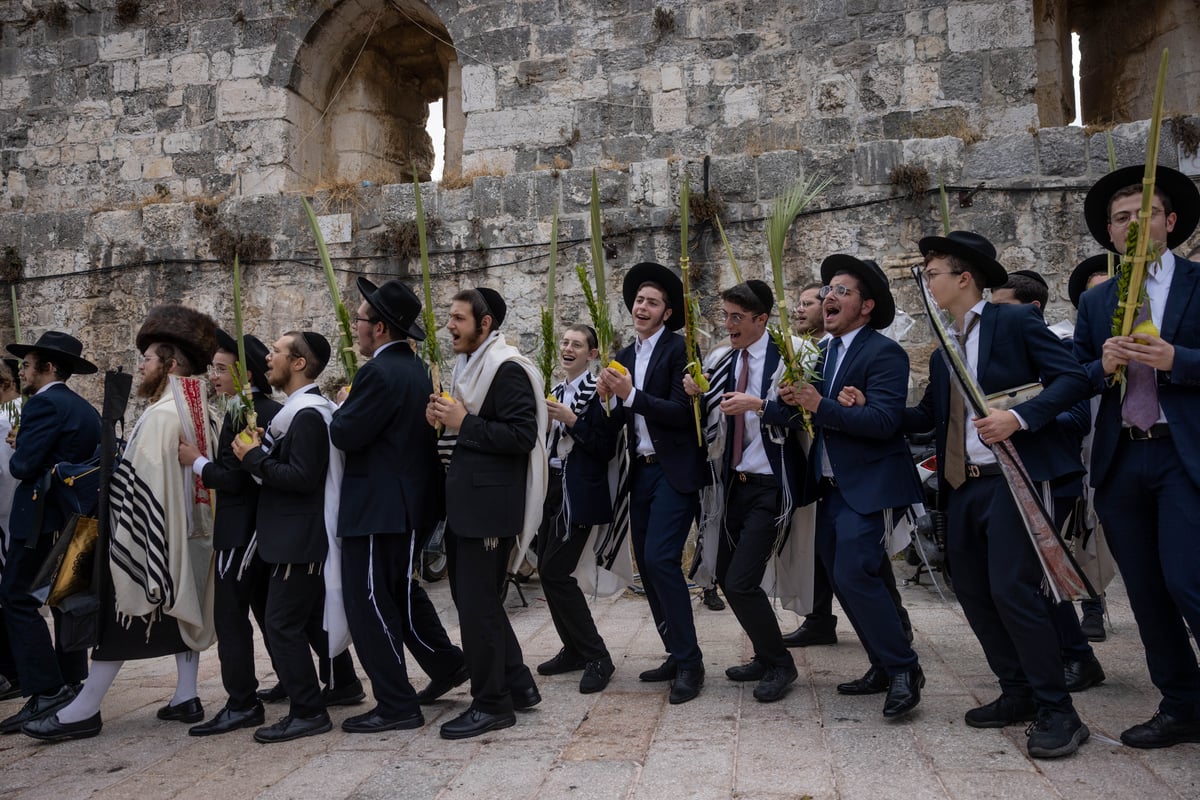 התפללו בכניסה להר הבית, נישקו את הרצפה ופצחו בריקוד | צפו