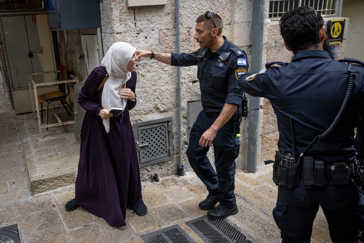 התפללו בכניסה להר הבית, נישקו את הרצפה ופצחו בריקוד | צפו