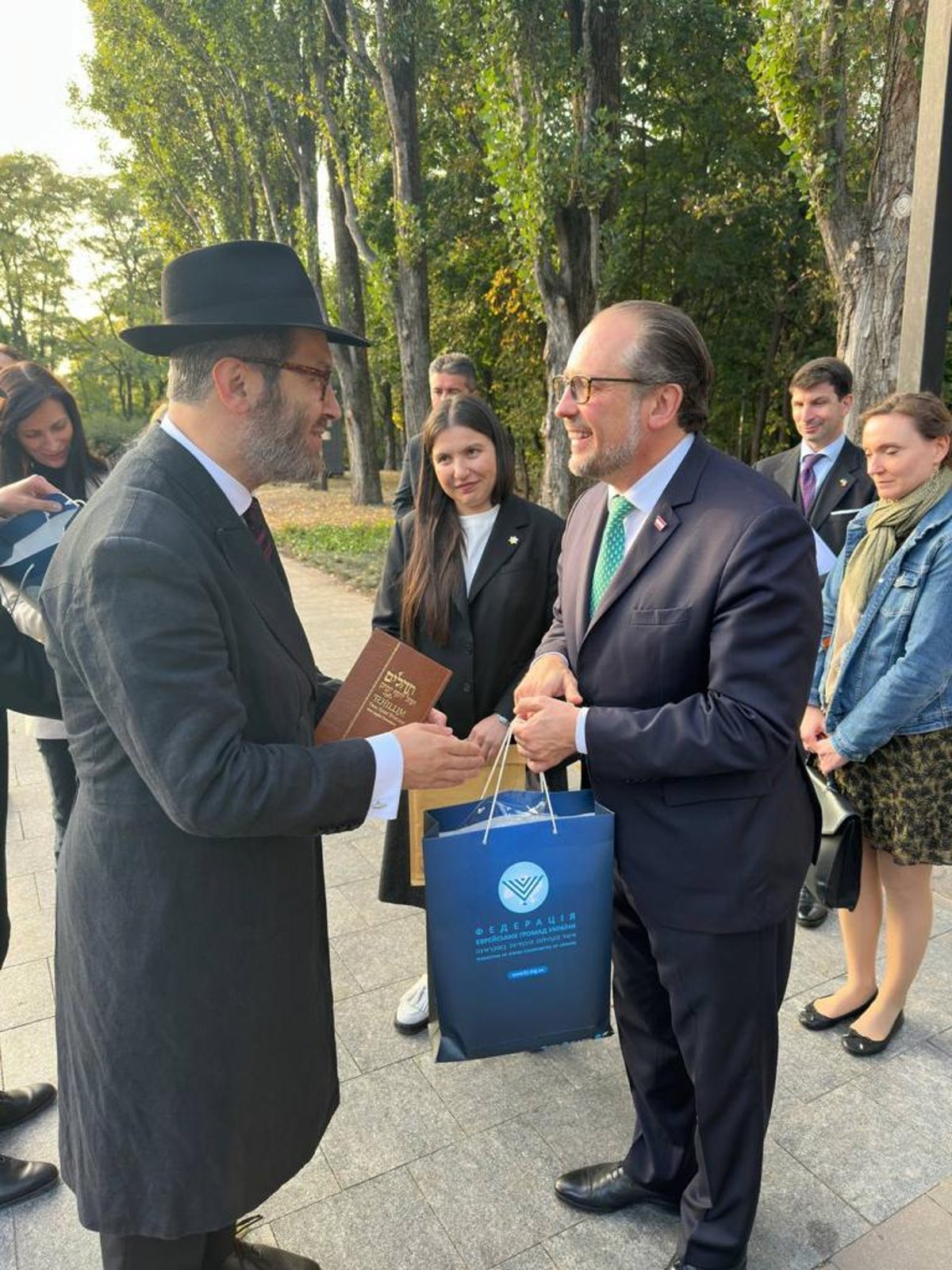 שרי החוץ האירופאים הדליקו נר בבאבי יאר ושמעו על החגים בקהילות היהודיות באוקראינה