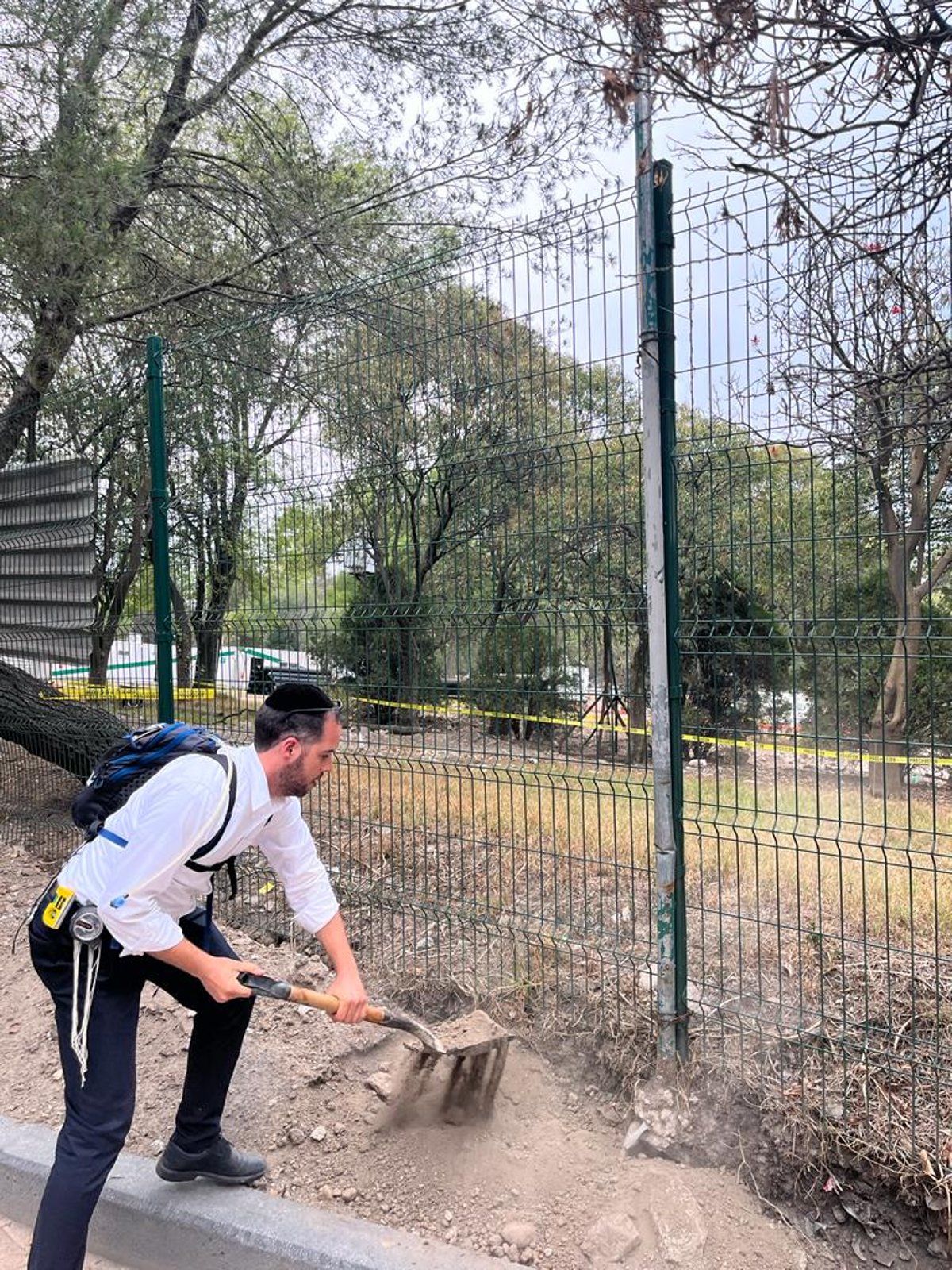 הרב רינת בעת העבודה, דואג להקמת עירוב כשר