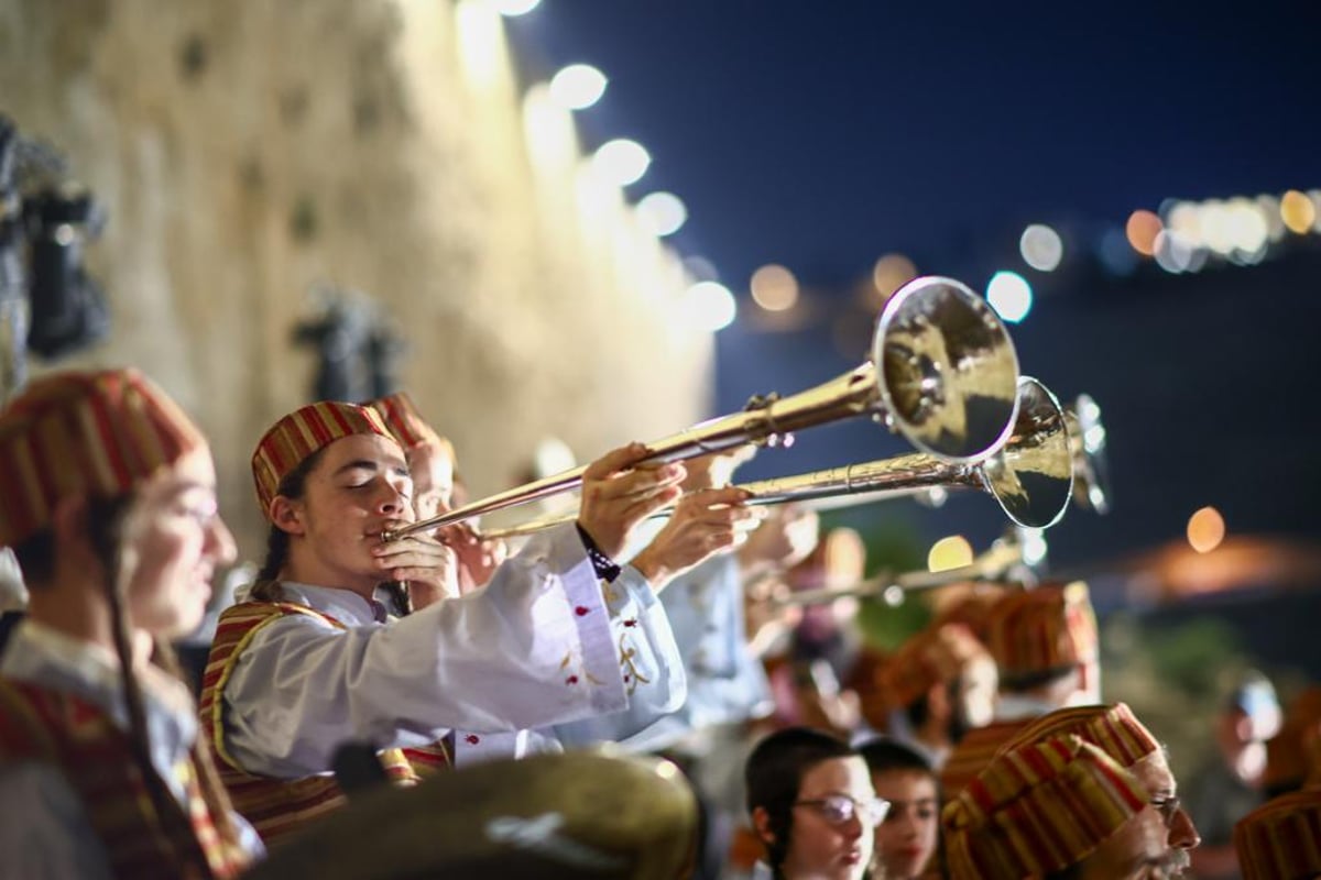 עם חצוצרות