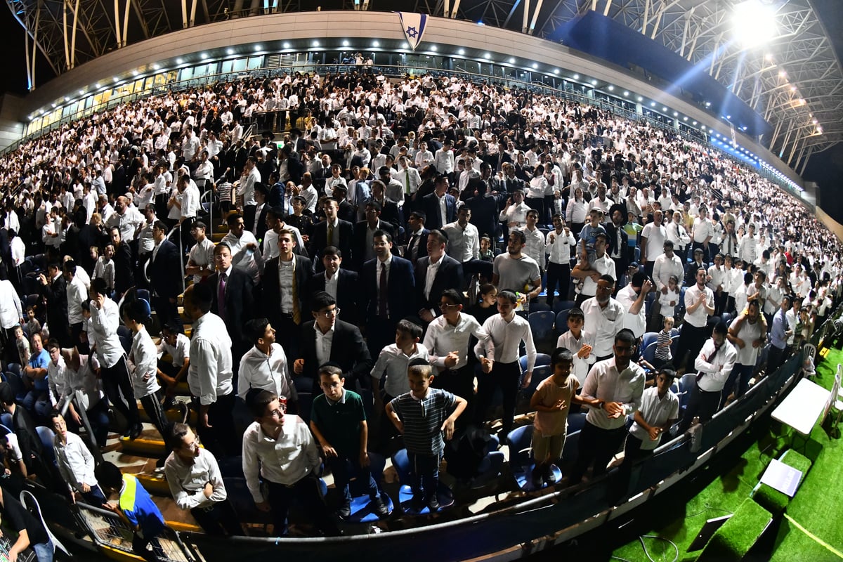 האדמו"ר ממישקולץ – מנהיגה הרוחני של פתח תקוה בנאומו: באצטדיון זה, בו צועקים גול אחד, אנו צועקים כעת ה' אחד! 