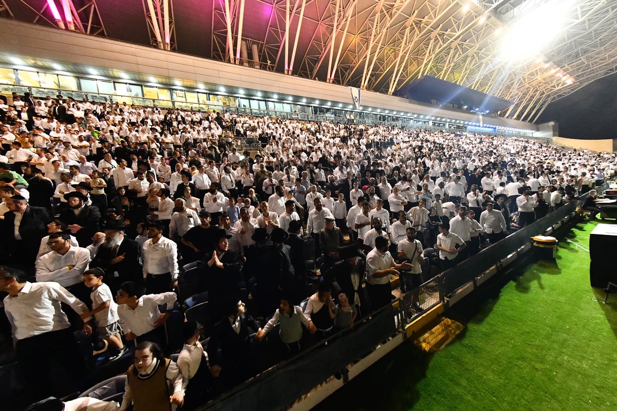 האדמו"ר ממישקולץ – מנהיגה הרוחני של פתח תקוה בנאומו: באצטדיון זה, בו צועקים גול אחד, אנו צועקים כעת ה' אחד! 