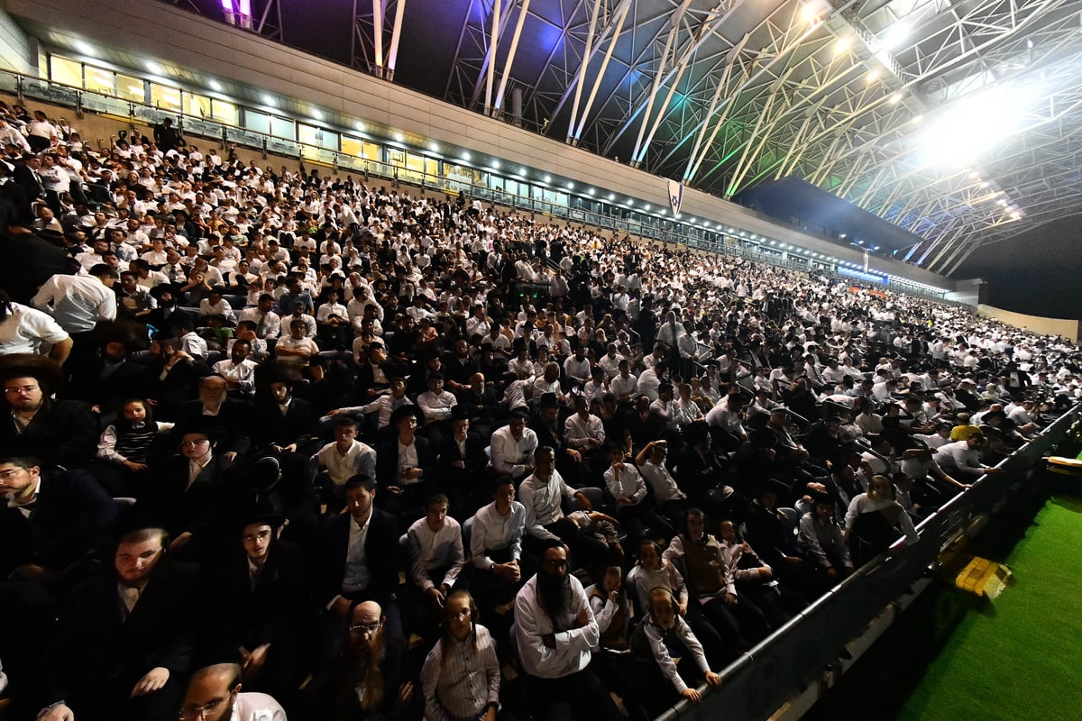 האדמו"ר ממישקולץ – מנהיגה הרוחני של פתח תקוה בנאומו: באצטדיון זה, בו צועקים גול אחד, אנו צועקים כעת ה' אחד! 