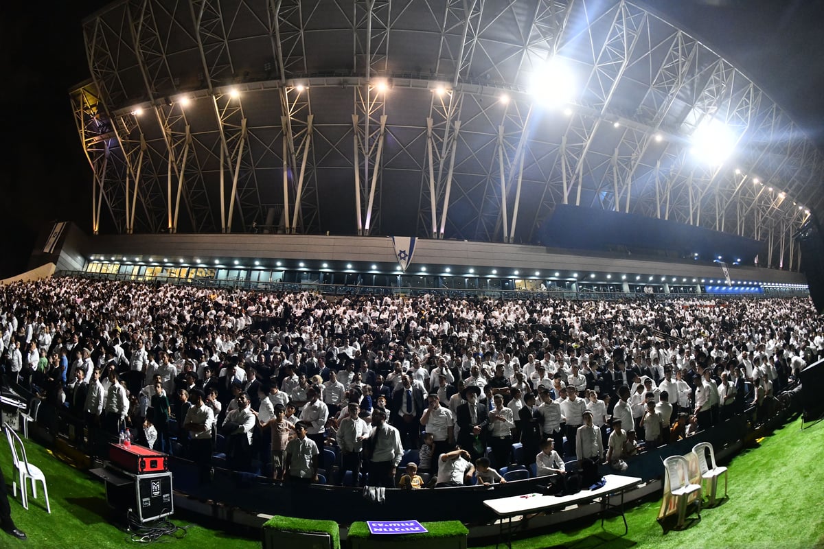 האדמו"ר ממישקולץ – מנהיגה הרוחני של פתח תקוה בנאומו: באצטדיון זה, בו צועקים גול אחד, אנו צועקים כעת ה' אחד! 