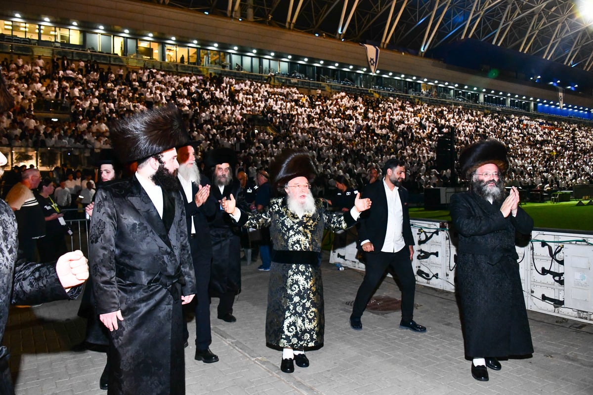 האדמו"ר ממישקולץ – מנהיגה הרוחני של פתח תקוה בנאומו: באצטדיון זה, בו צועקים גול אחד, אנו צועקים כעת ה' אחד! 