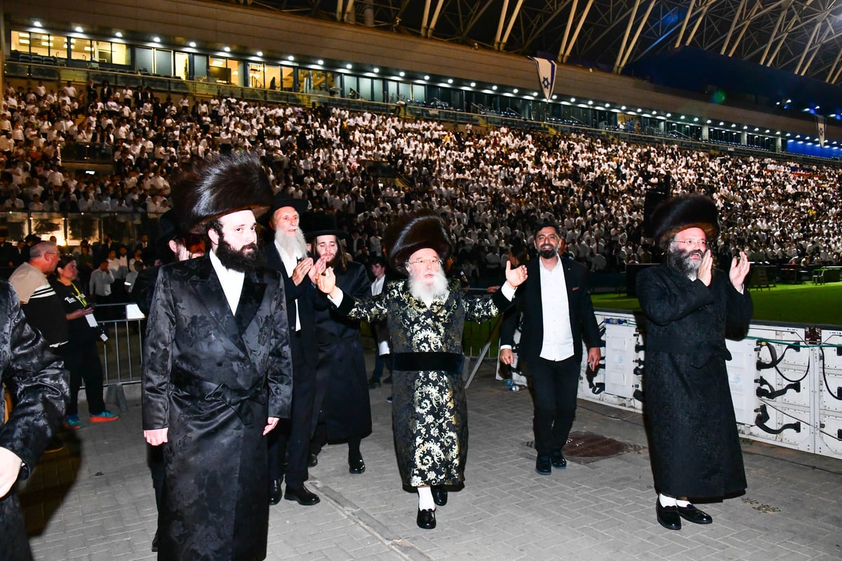 האדמו"ר ממישקולץ – מנהיגה הרוחני של פתח תקוה בנאומו: באצטדיון זה, בו צועקים גול אחד, אנו צועקים כעת ה' אחד! 