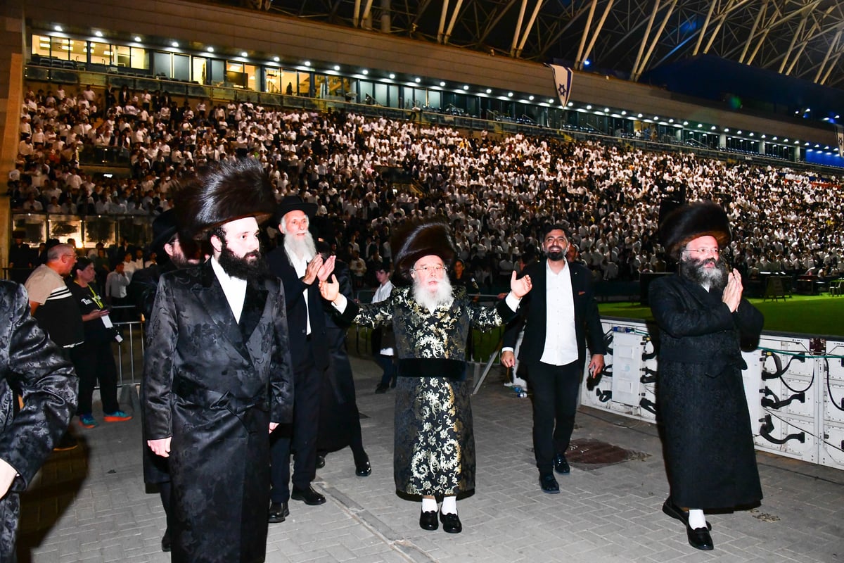 האדמו"ר ממישקולץ – מנהיגה הרוחני של פתח תקוה בנאומו: באצטדיון זה, בו צועקים גול אחד, אנו צועקים כעת ה' אחד! 