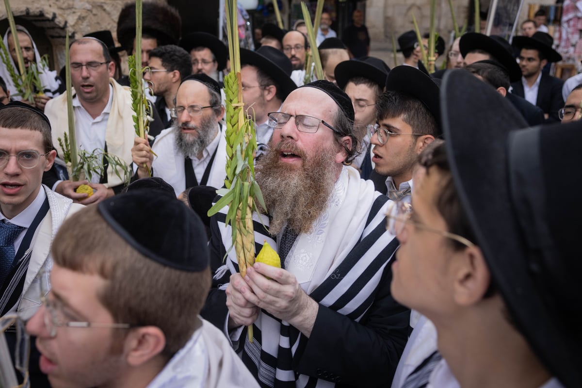 תיעוד | סיבוב השערים בחול המועד סוכות מסביב להר הבית 