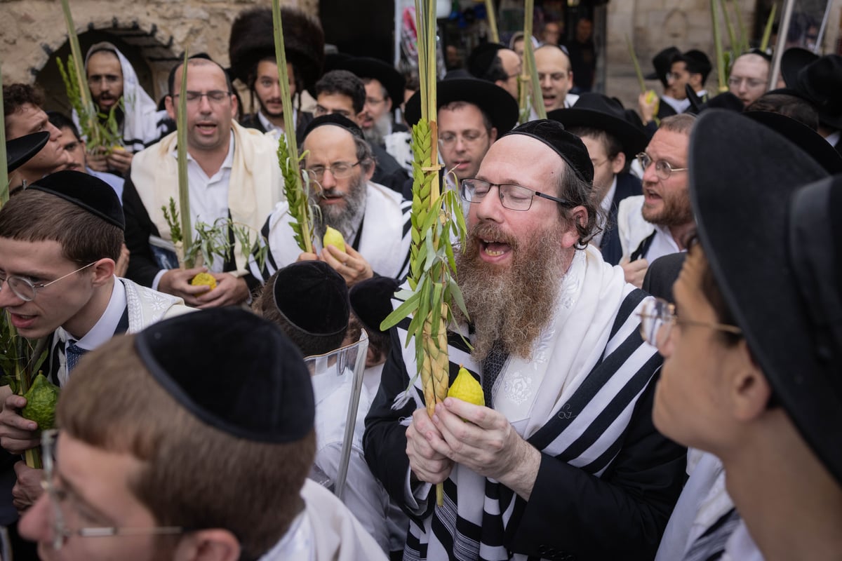 תיעוד | סיבוב השערים בחול המועד סוכות מסביב להר הבית 