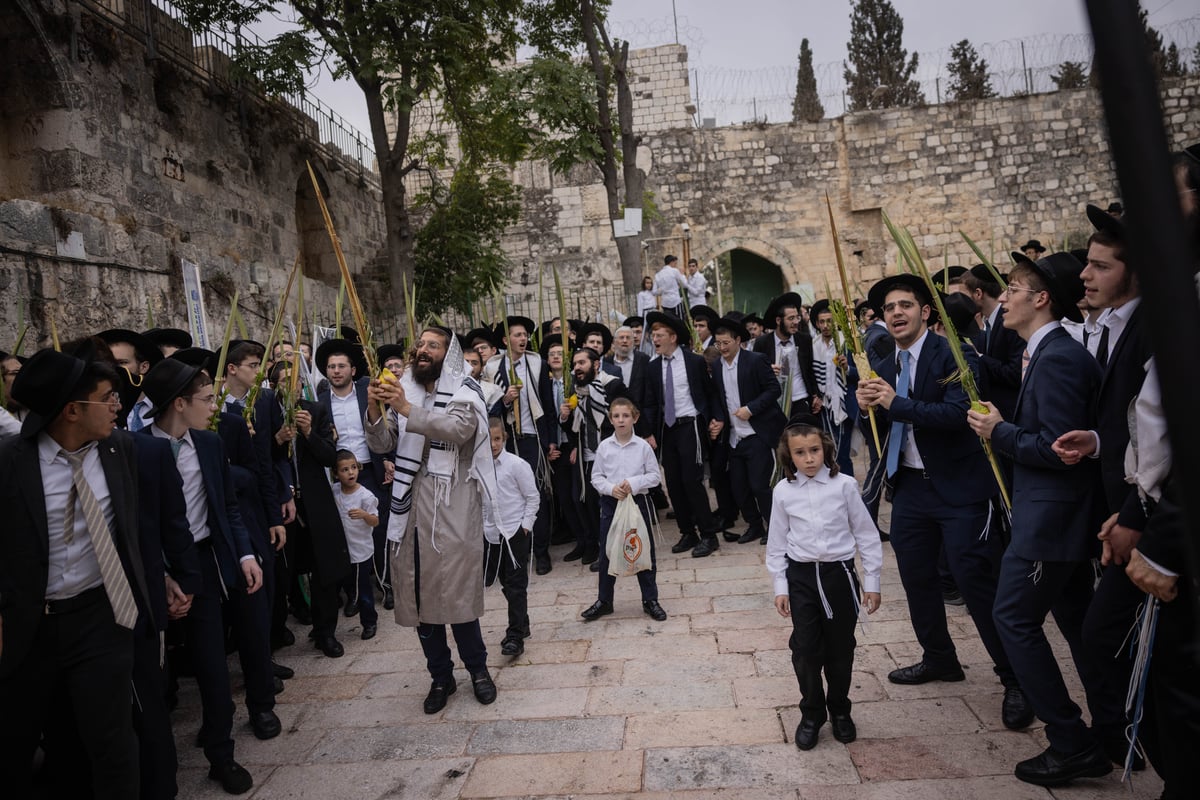 תיעוד | סיבוב השערים בחול המועד סוכות מסביב להר הבית 