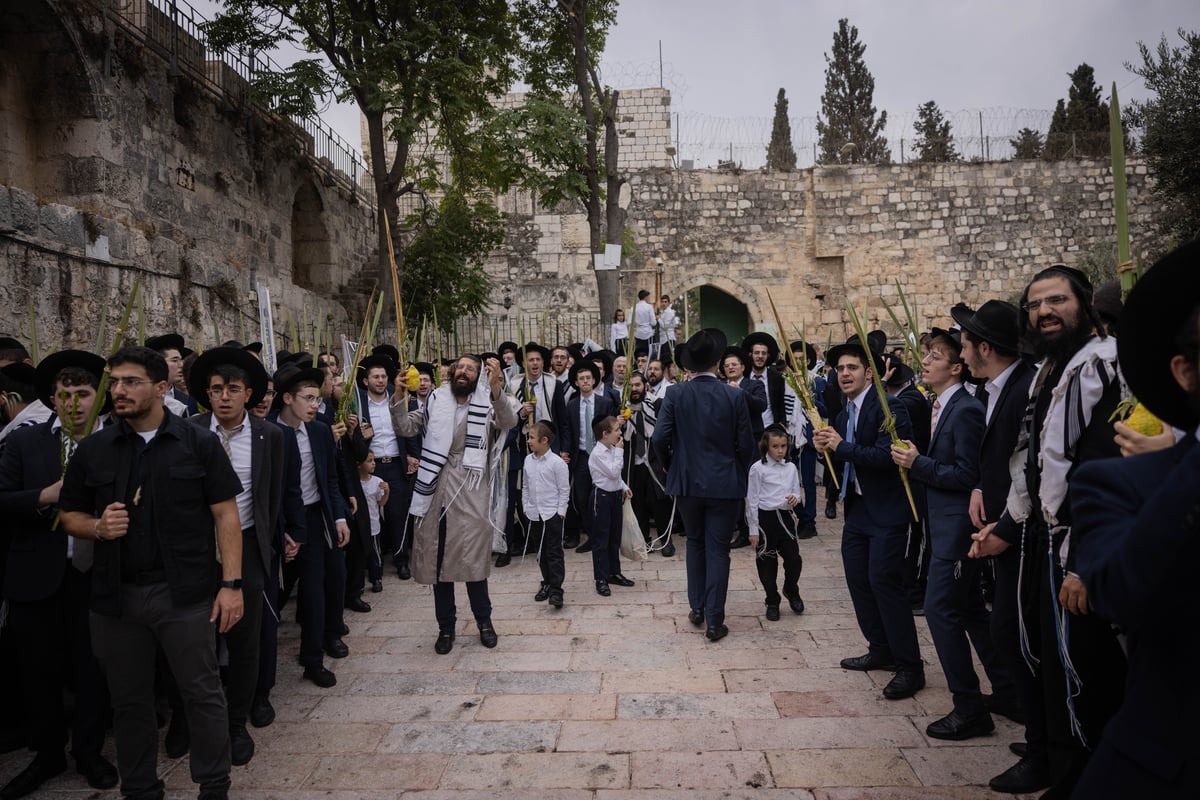 תיעוד | סיבוב השערים בחול המועד סוכות מסביב להר הבית 