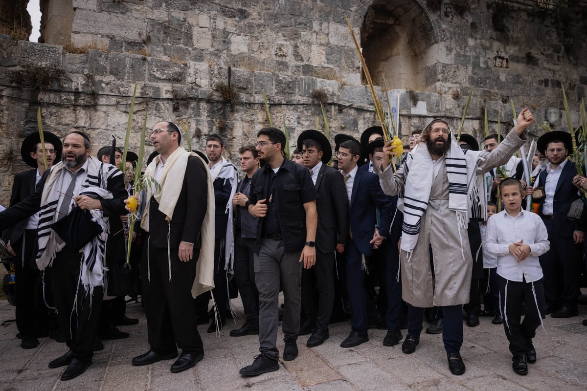 תיעוד | סיבוב השערים בחול המועד סוכות מסביב להר הבית 