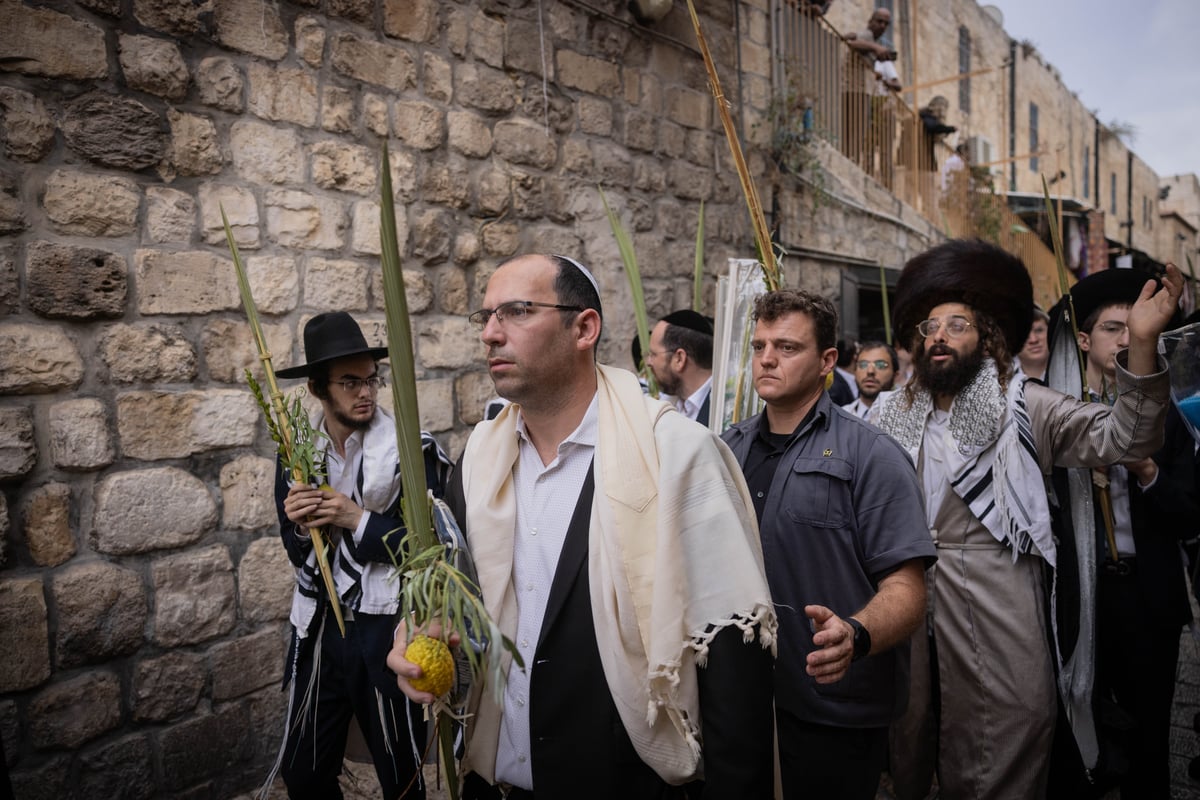 תיעוד | סיבוב השערים בחול המועד סוכות מסביב להר הבית 