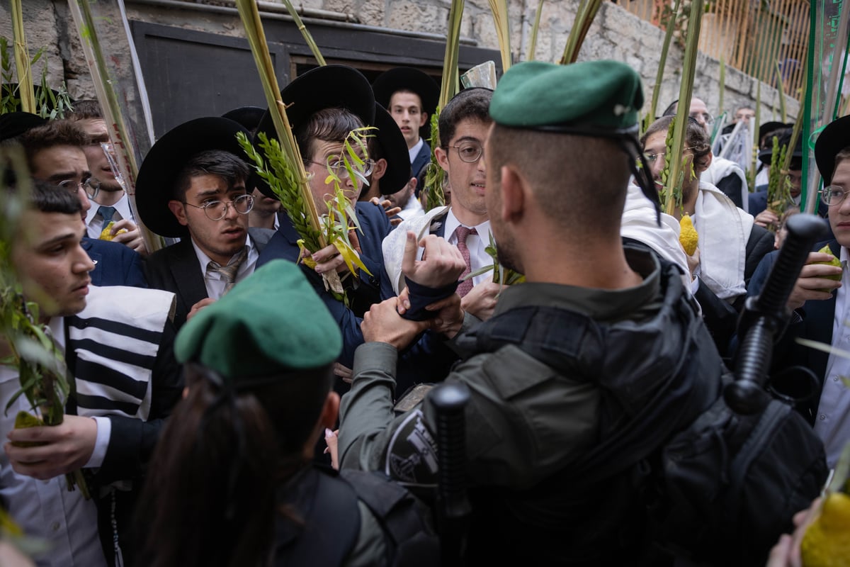 תיעוד | סיבוב השערים בחול המועד סוכות מסביב להר הבית 