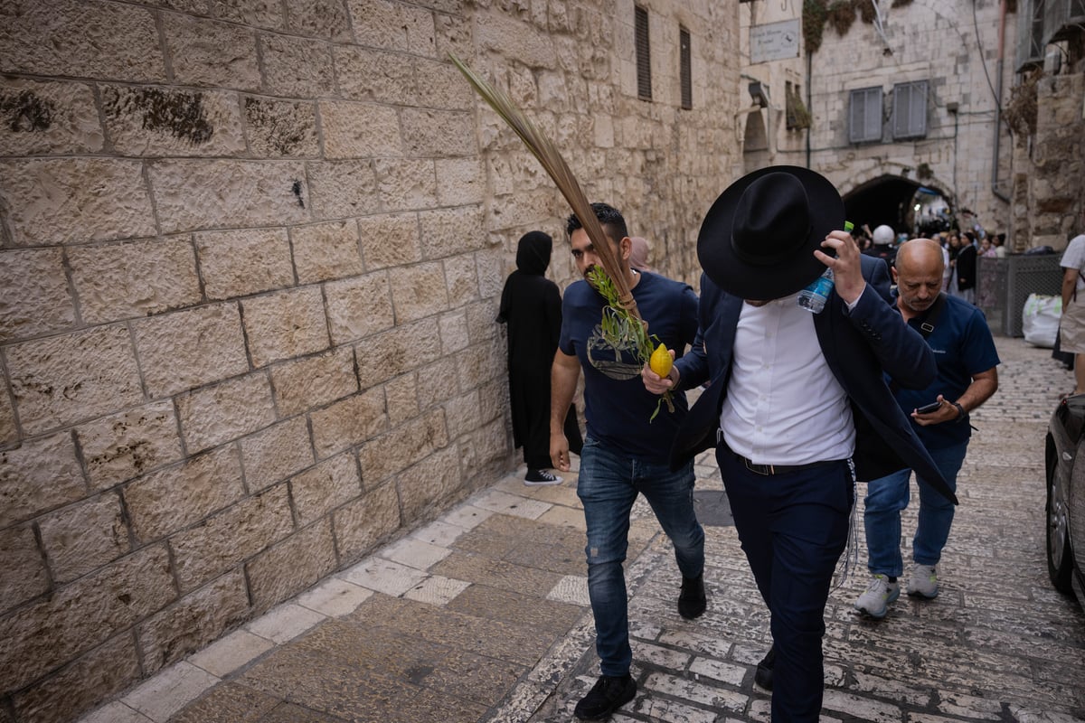 תיעוד | סיבוב השערים בחול המועד סוכות מסביב להר הבית 