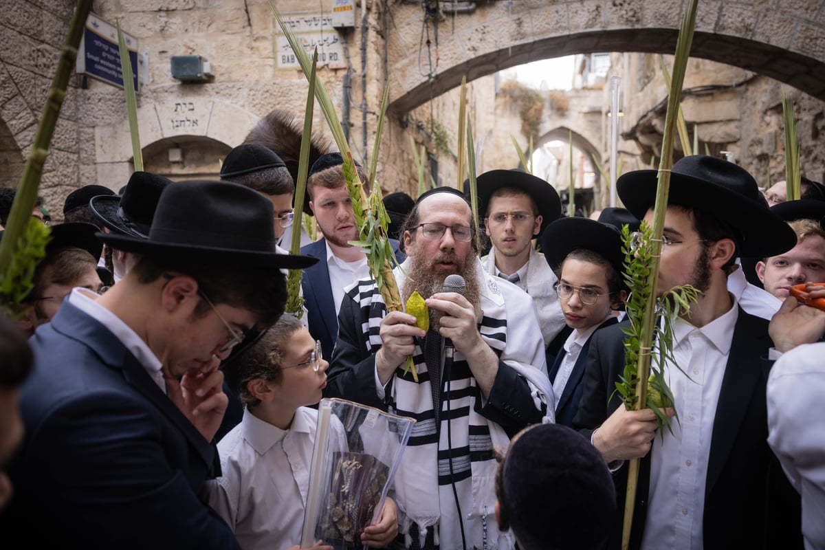 תיעוד | סיבוב השערים בחול המועד סוכות מסביב להר הבית 