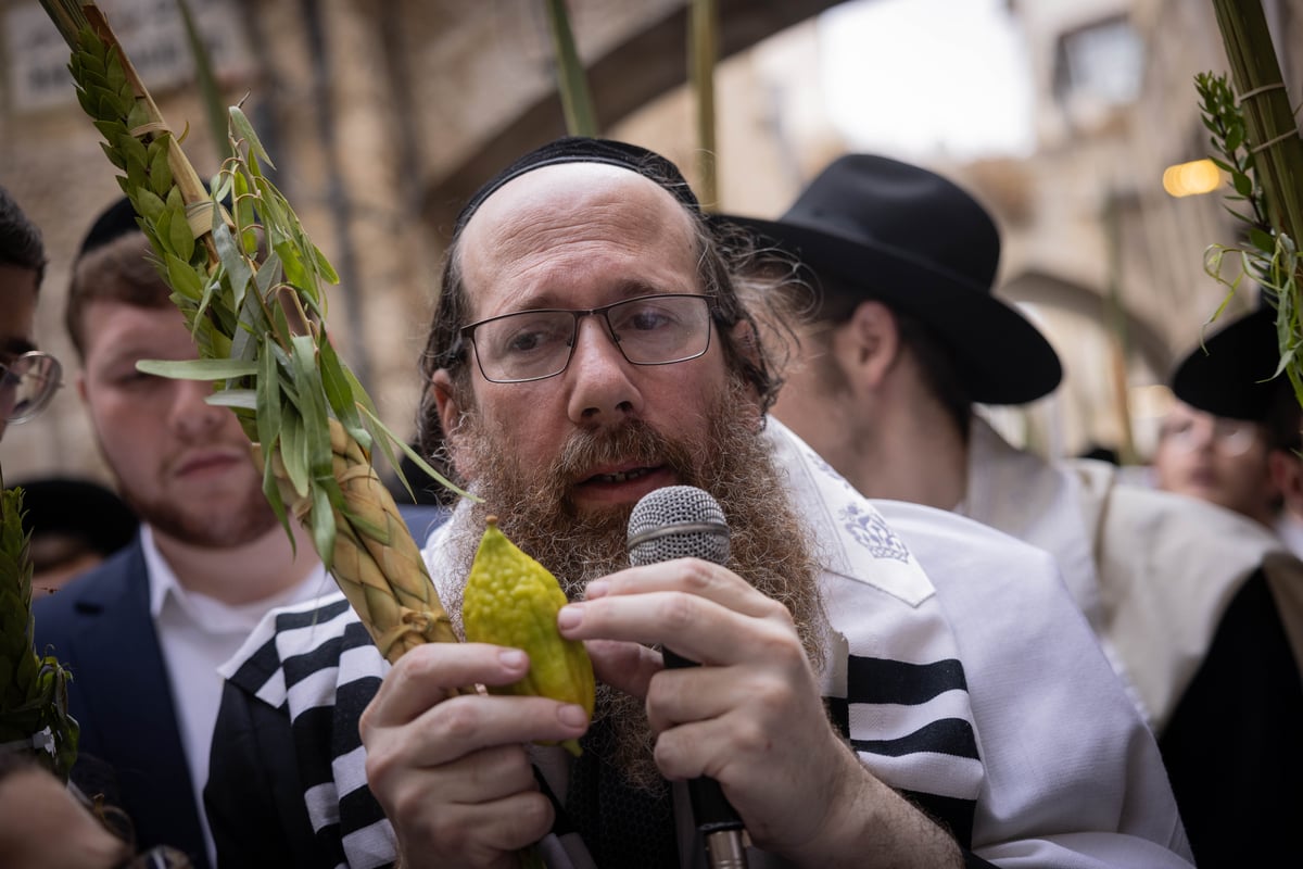 תיעוד | סיבוב השערים בחול המועד סוכות מסביב להר הבית 