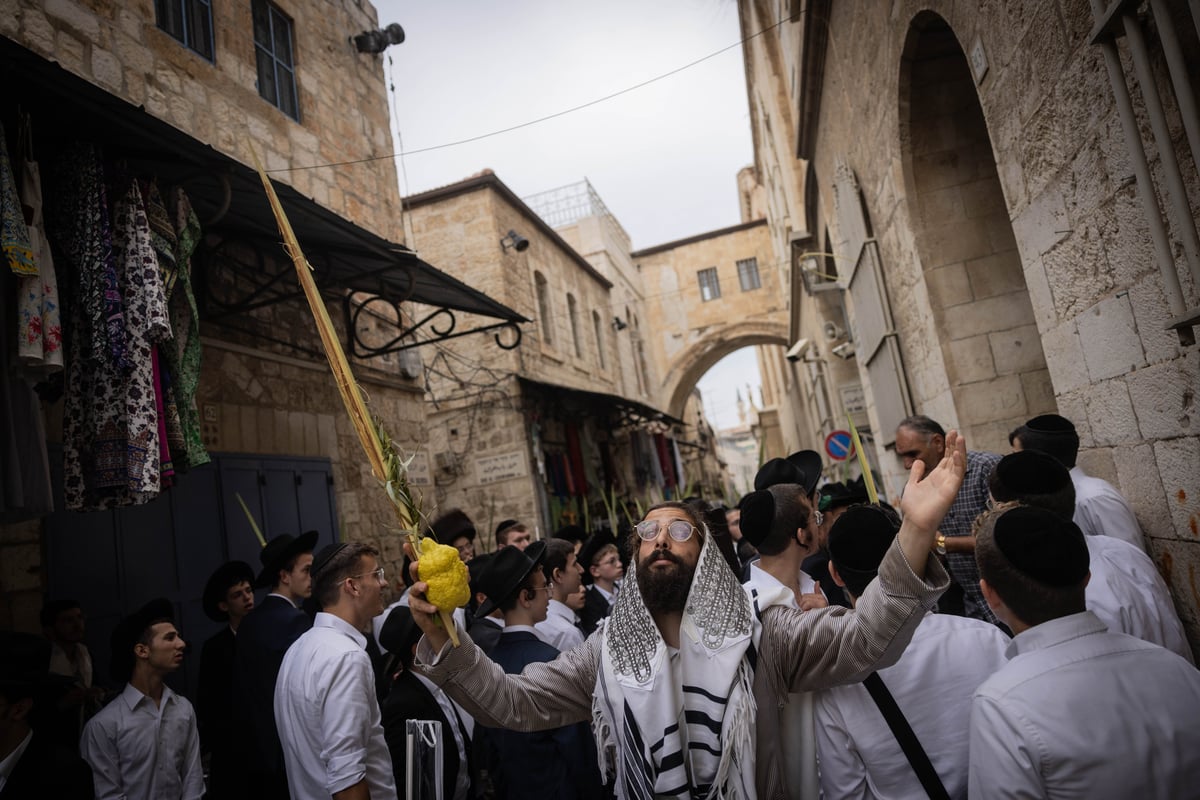 תיעוד | סיבוב השערים בחול המועד סוכות מסביב להר הבית 