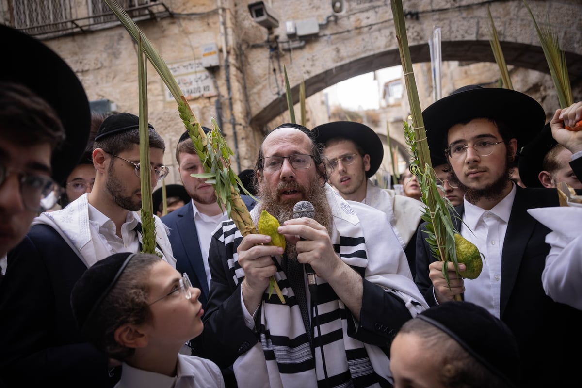 תיעוד | סיבוב השערים בחול המועד סוכות מסביב להר הבית 