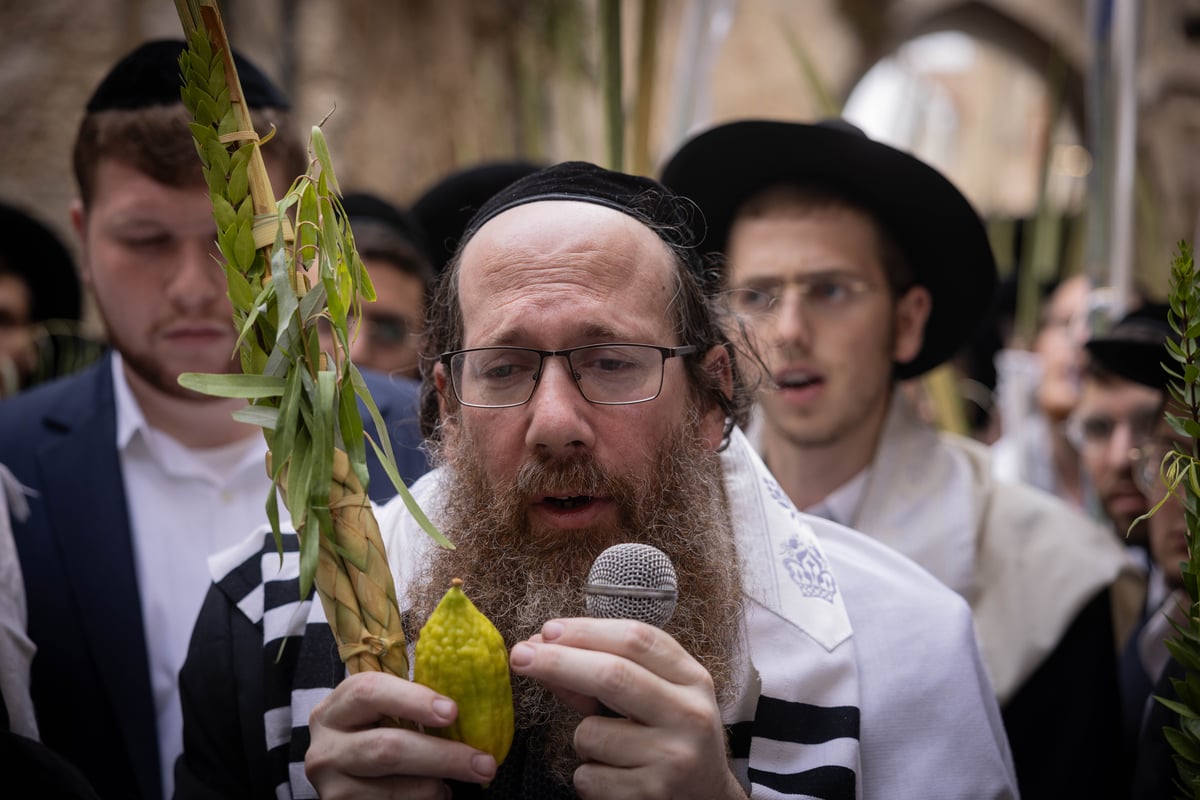 תיעוד | סיבוב השערים בחול המועד סוכות מסביב להר הבית 