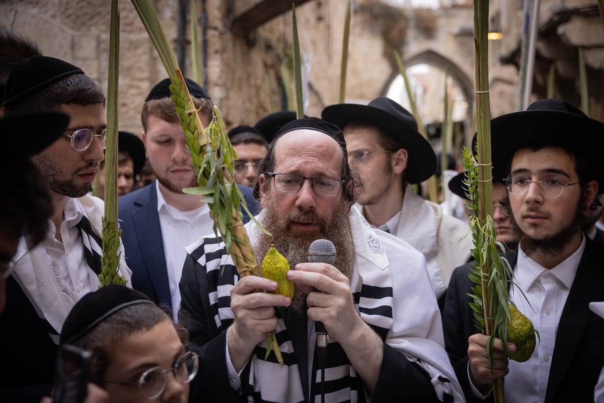 תיעוד | סיבוב השערים בחול המועד סוכות מסביב להר הבית 