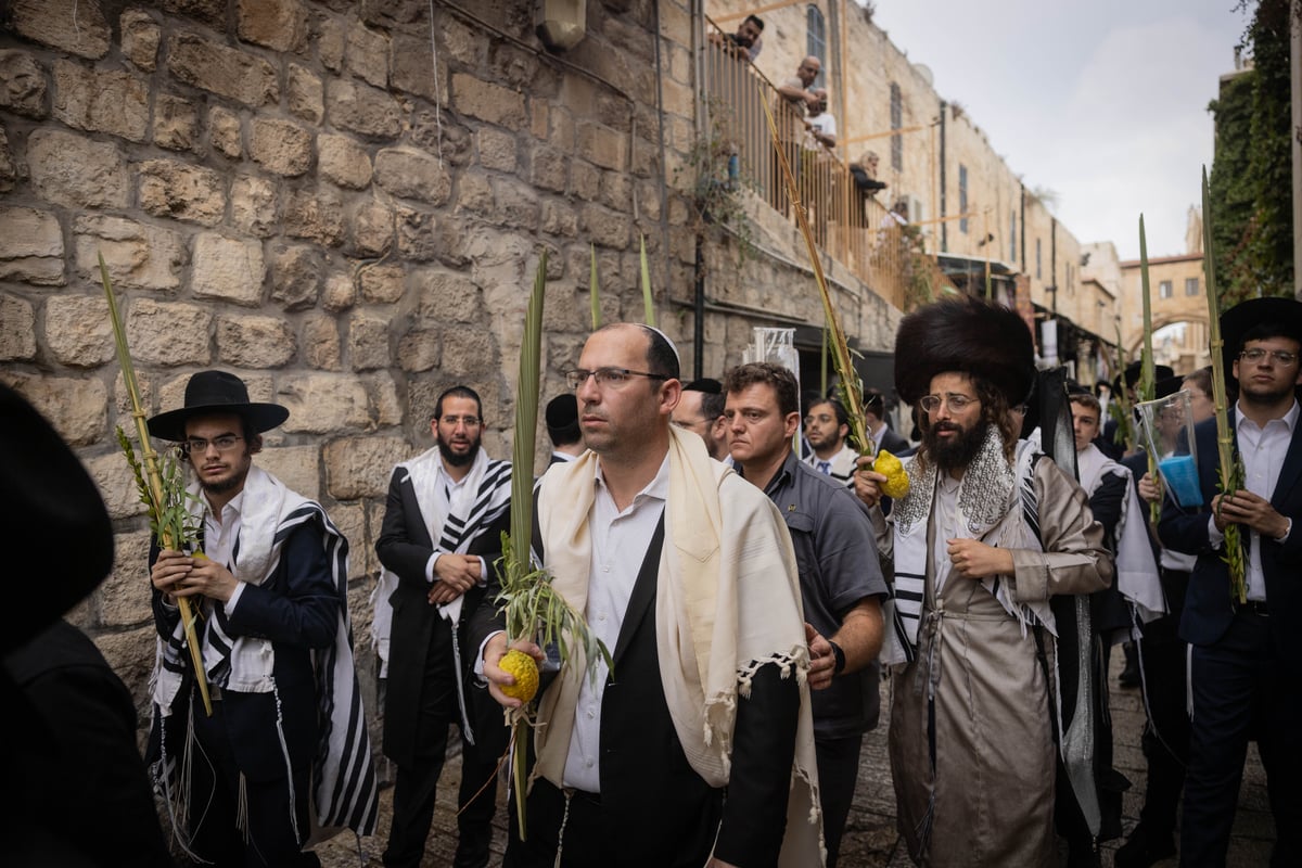 תיעוד | סיבוב השערים בחול המועד סוכות מסביב להר הבית 