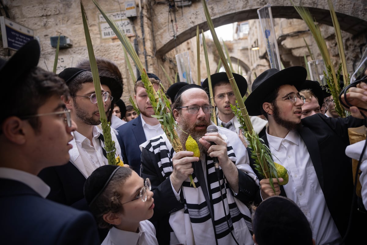 תיעוד | סיבוב השערים בחול המועד סוכות מסביב להר הבית 