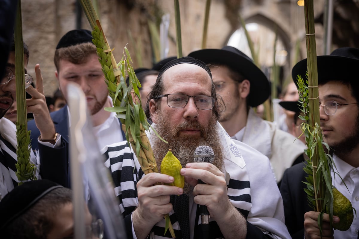 תיעוד | סיבוב השערים בחול המועד סוכות מסביב להר הבית 