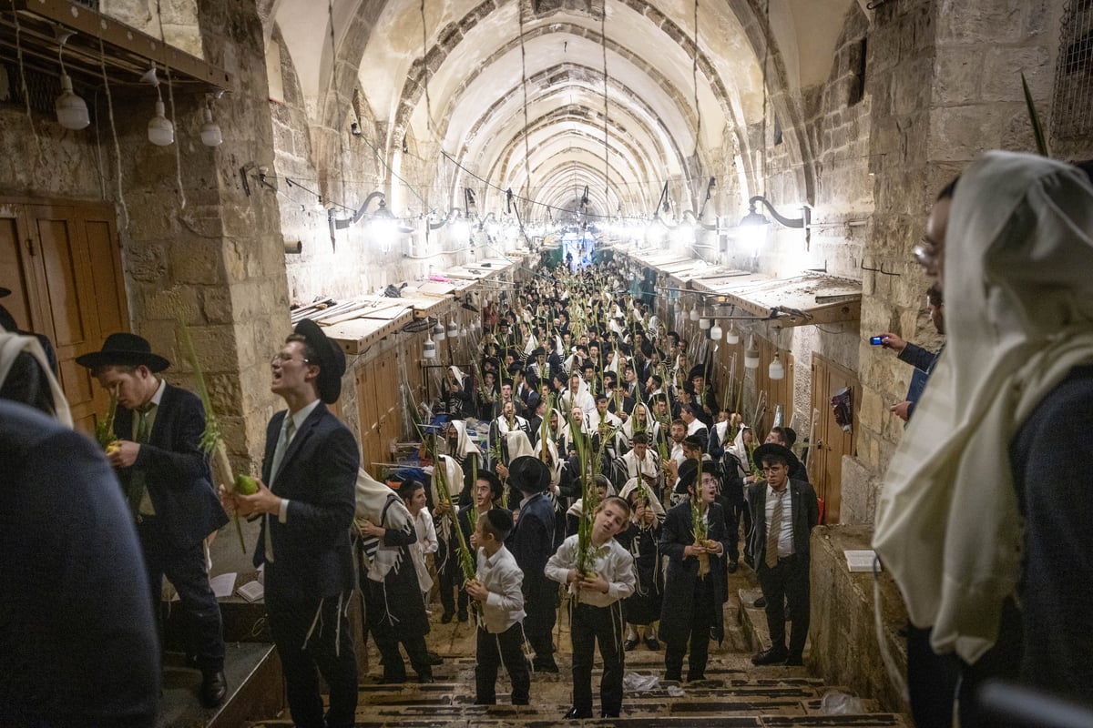 תיעוד | סיבוב השערים בחול המועד סוכות מסביב להר הבית 