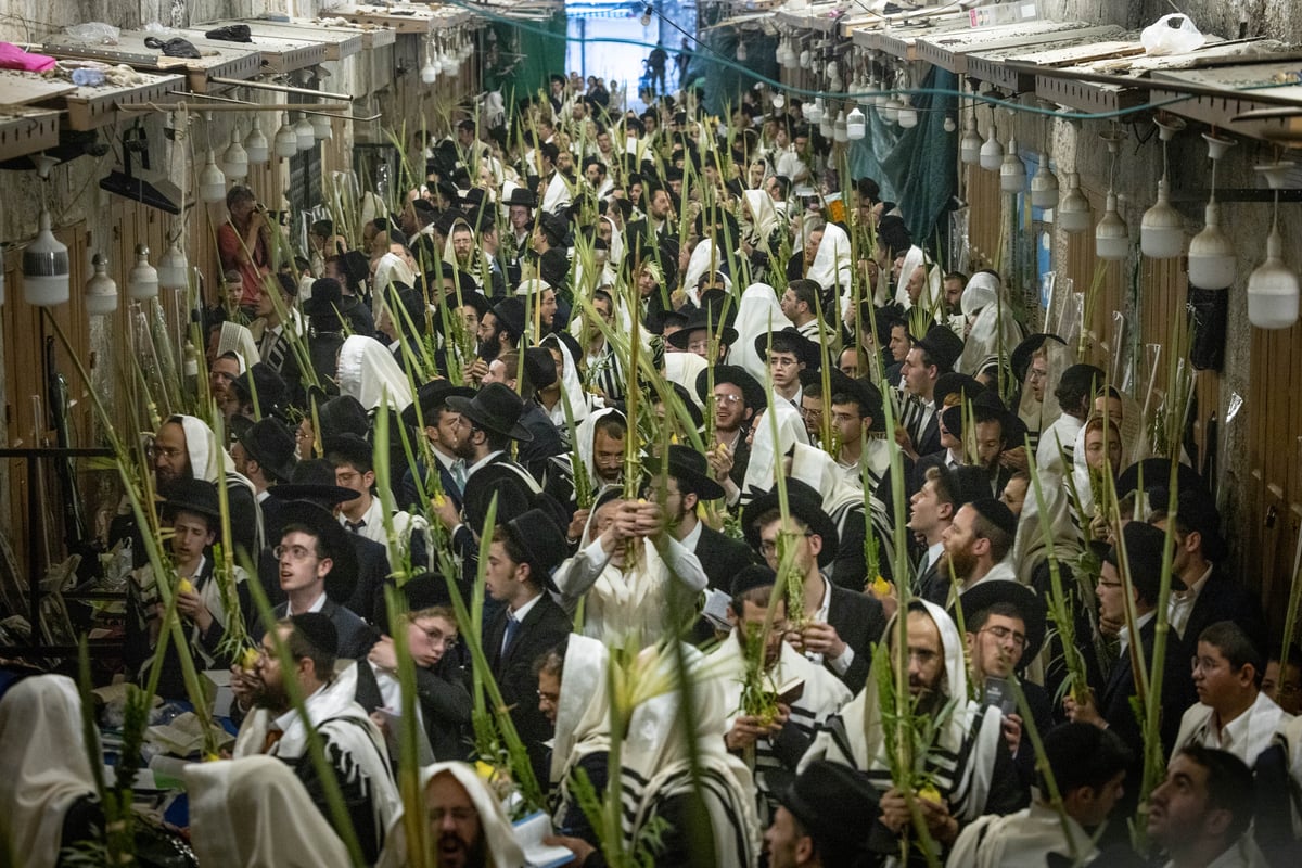 תיעוד | סיבוב השערים בחול המועד סוכות מסביב להר הבית 