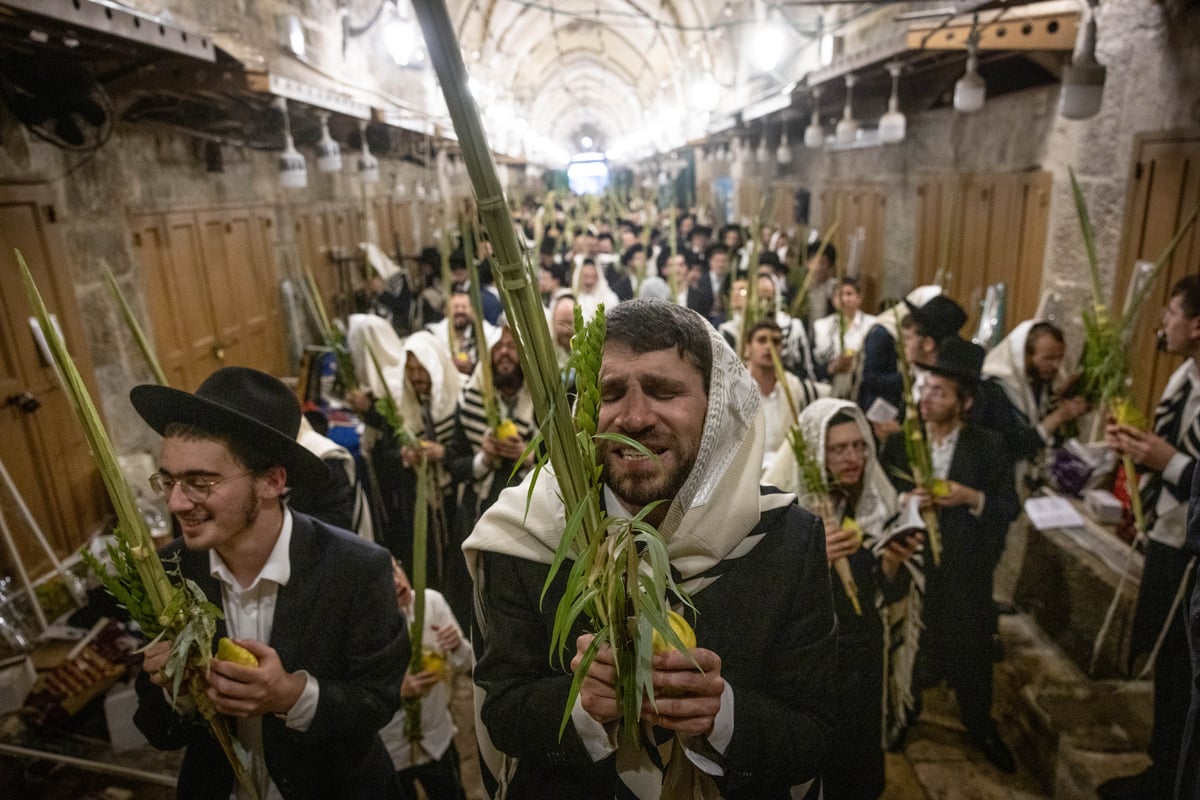 תיעוד | סיבוב השערים בחול המועד סוכות מסביב להר הבית 