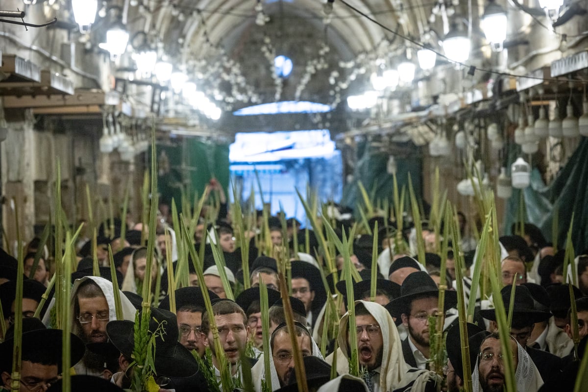 תיעוד | סיבוב השערים בחול המועד סוכות מסביב להר הבית 