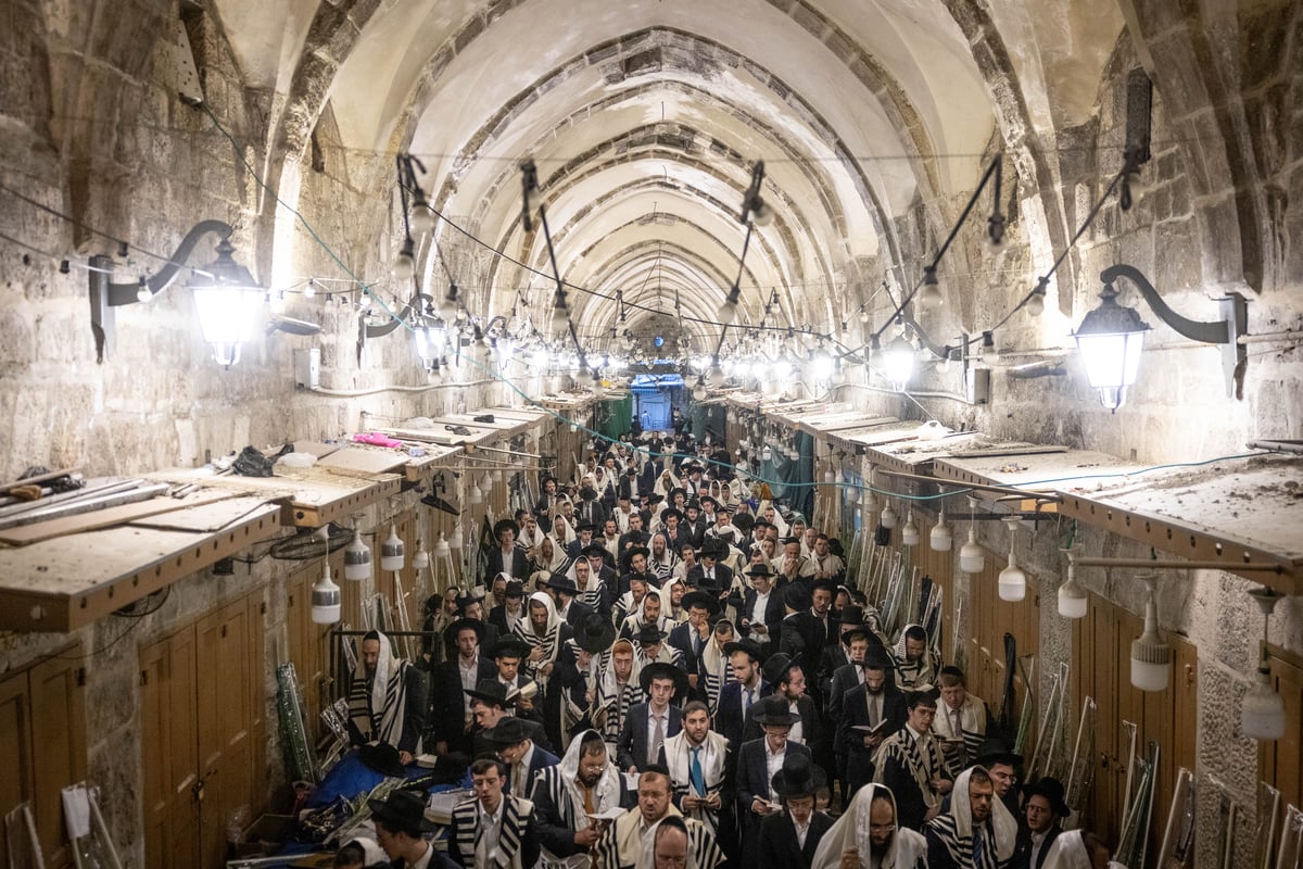 תיעוד | סיבוב השערים בחול המועד סוכות מסביב להר הבית 