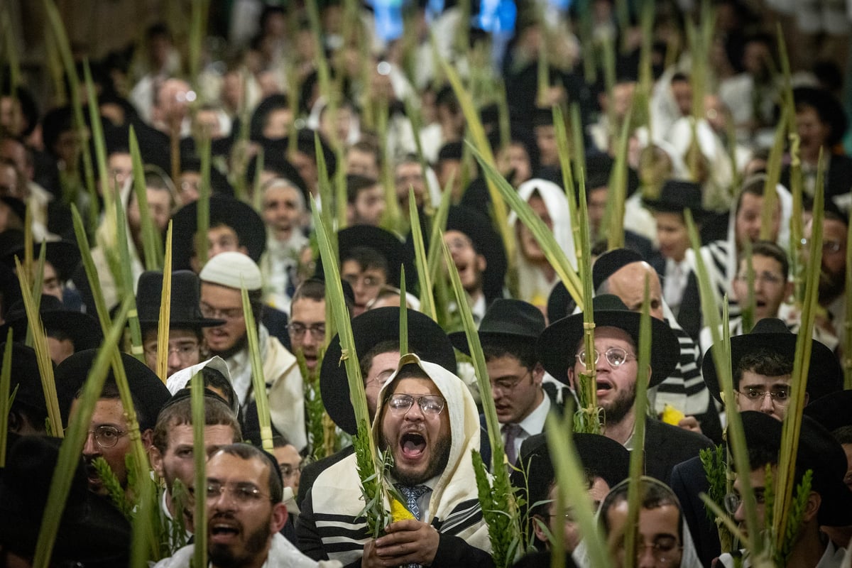 תיעוד | סיבוב השערים בחול המועד סוכות מסביב להר הבית 