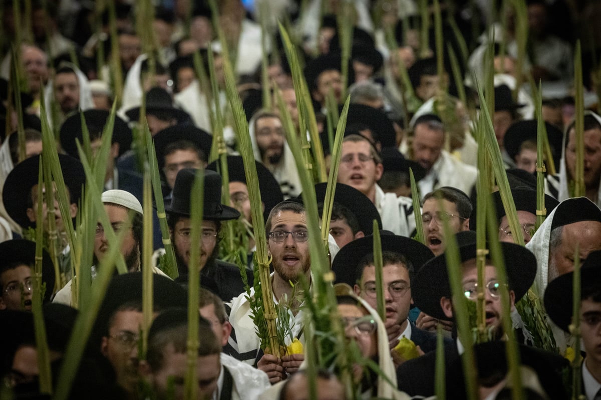 תיעוד | סיבוב השערים בחול המועד סוכות מסביב להר הבית 