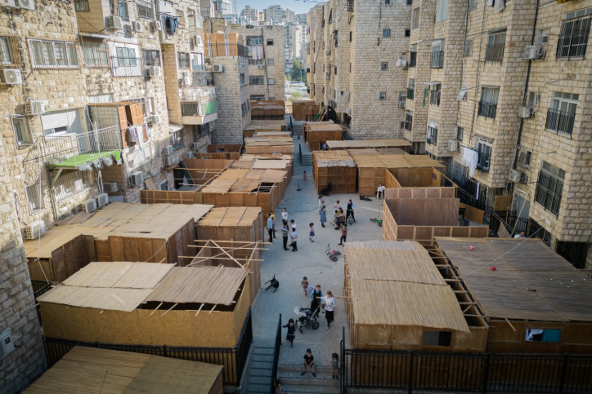 פולמוס: היכן ישנו בחורי הישיבות בערב שמחת תורה?