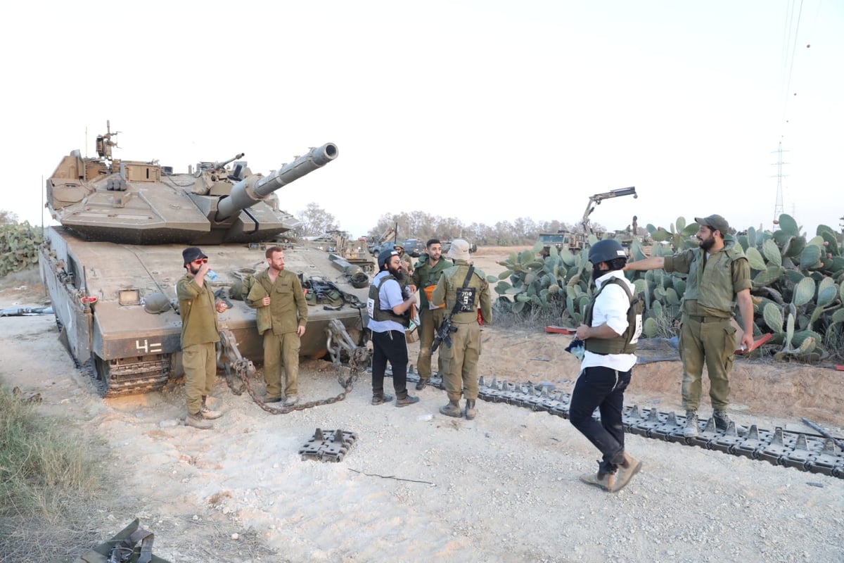 "וייראו ממך": מול האוייב בעזה - חיילים מניחים תפילין בשטח 