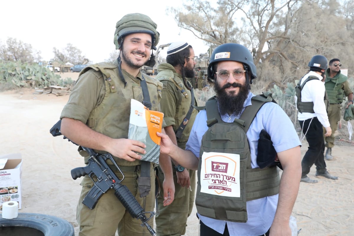 "וייראו ממך": מול האוייב בעזה - חיילים מניחים תפילין בשטח 