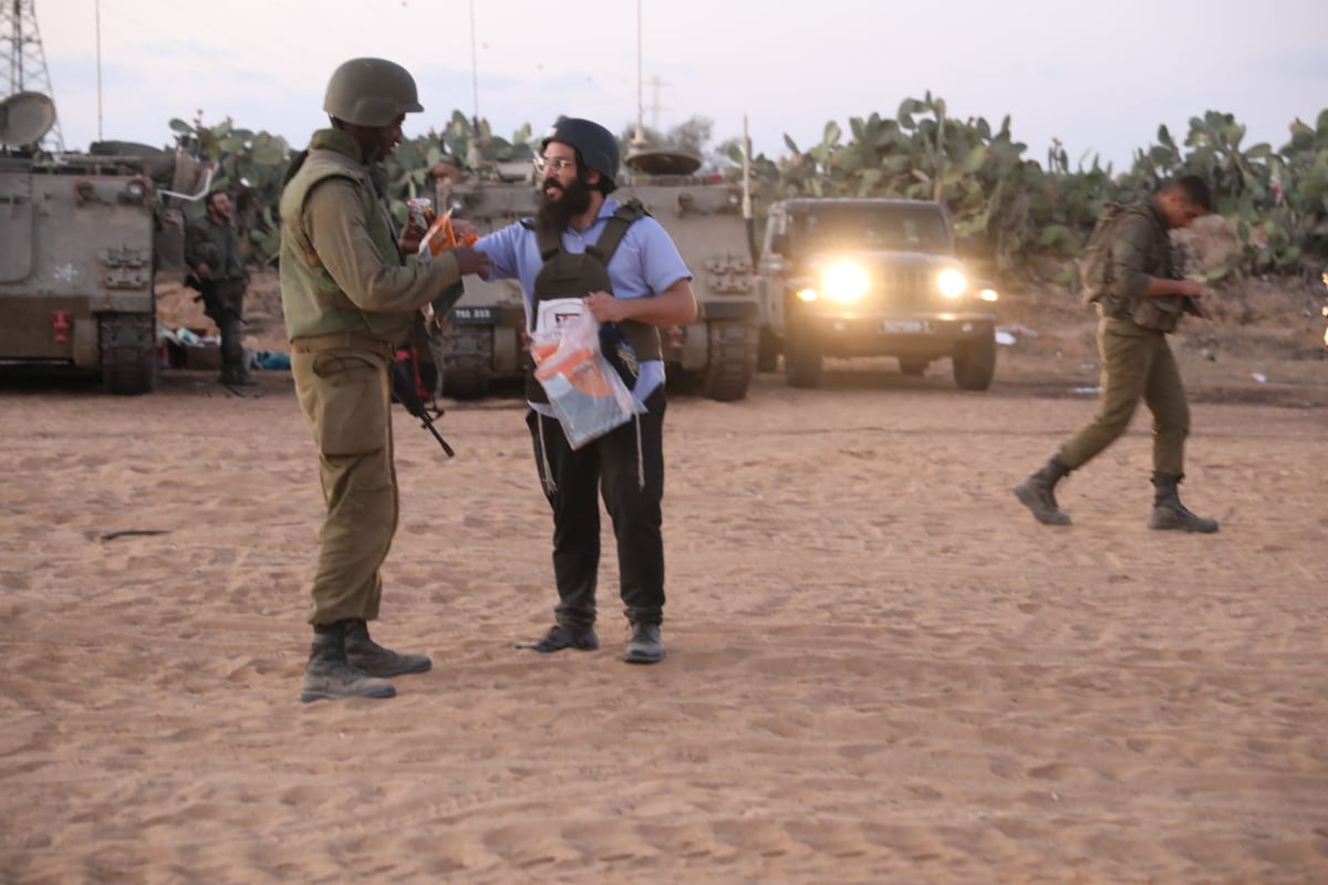 "וייראו ממך": מול האוייב בעזה - חיילים מניחים תפילין בשטח 