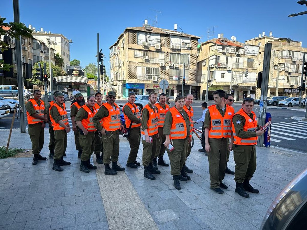 חיילים חרדים של פיקוד העורף בכניסה לבני ברק 