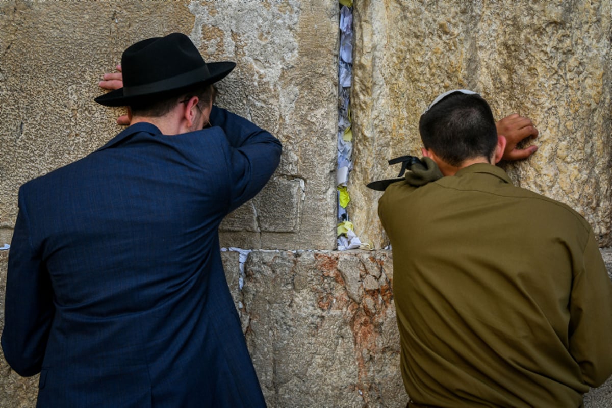 מתפללים בכותל המערבי