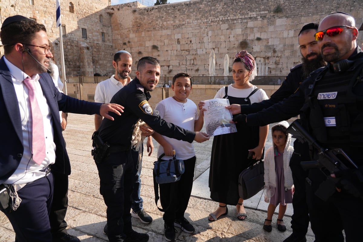 השוטרים חגגו בר מצוה בכותל לנער שניצל מהתופת בשדרות