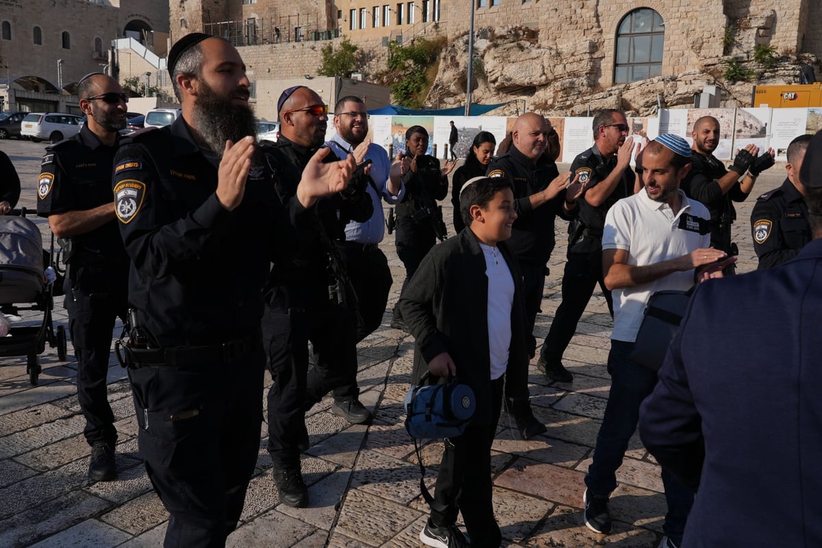 השוטרים חגגו בר מצוה בכותל לנער שניצל מהתופת בשדרות