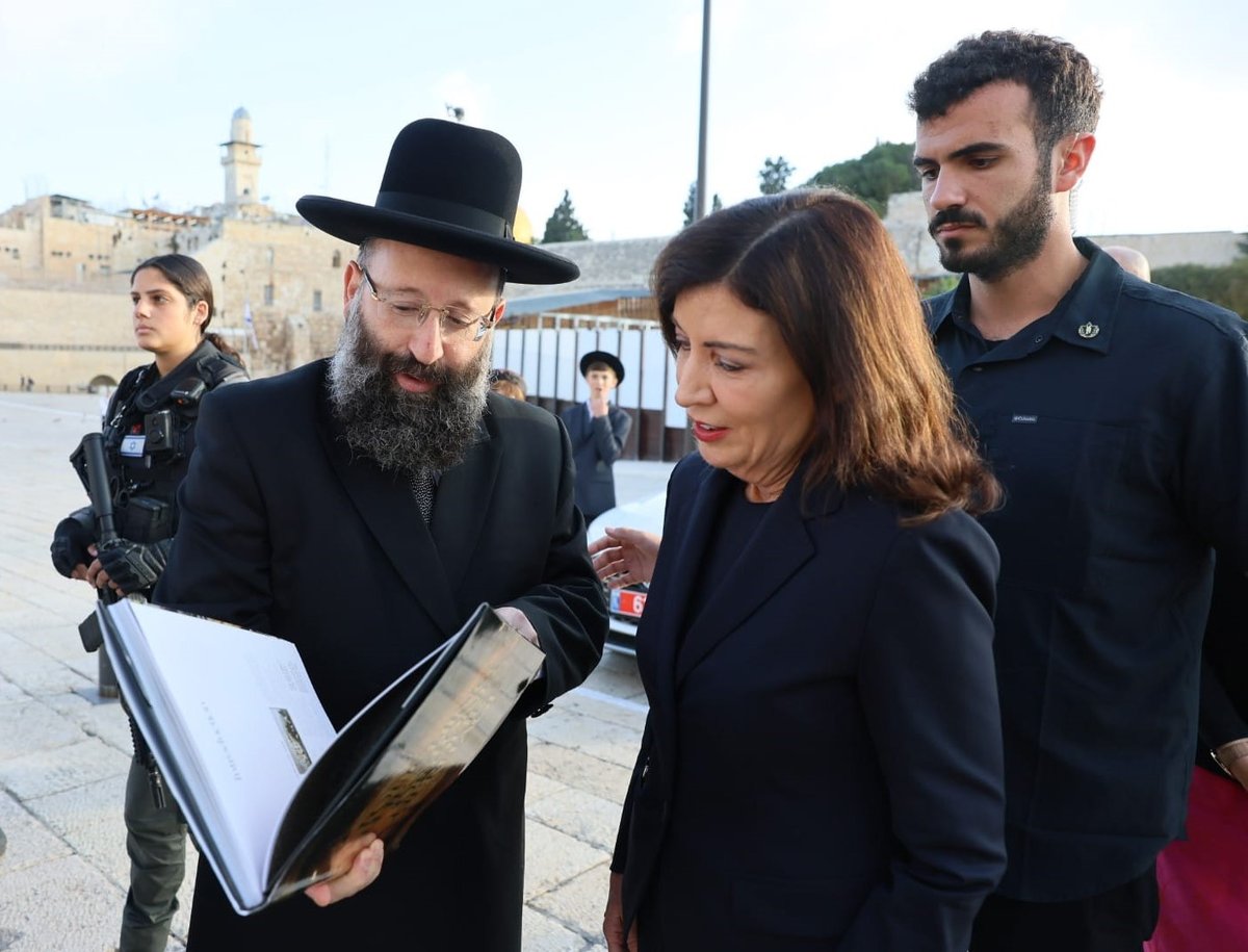 המושלת בכותל המערבי