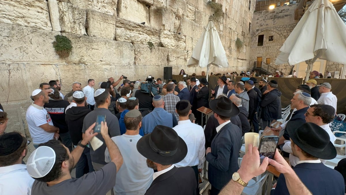 בתפילה בכותל: המסר המצמרר של האב שאשתו ושלושת ילדיו נחטפו לעזה