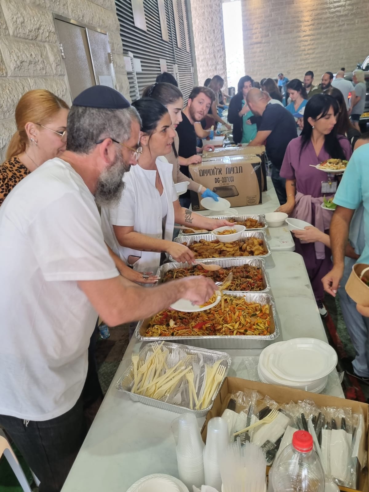 בחלוקת אוכל לפצועים ובני משפחותיהם