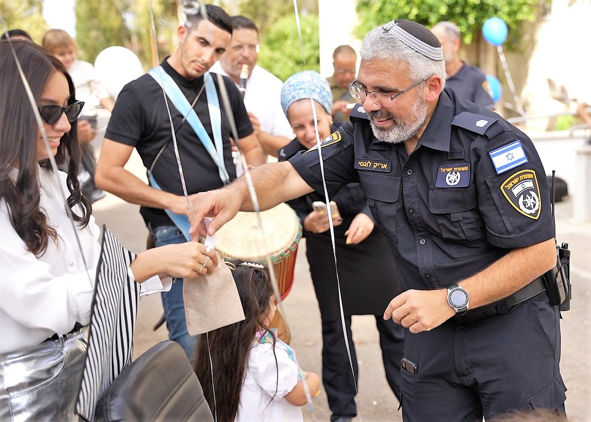 החגיגה התבטלה: הילד בן ה-3 חגג תספורת עם שוטרים | צפו